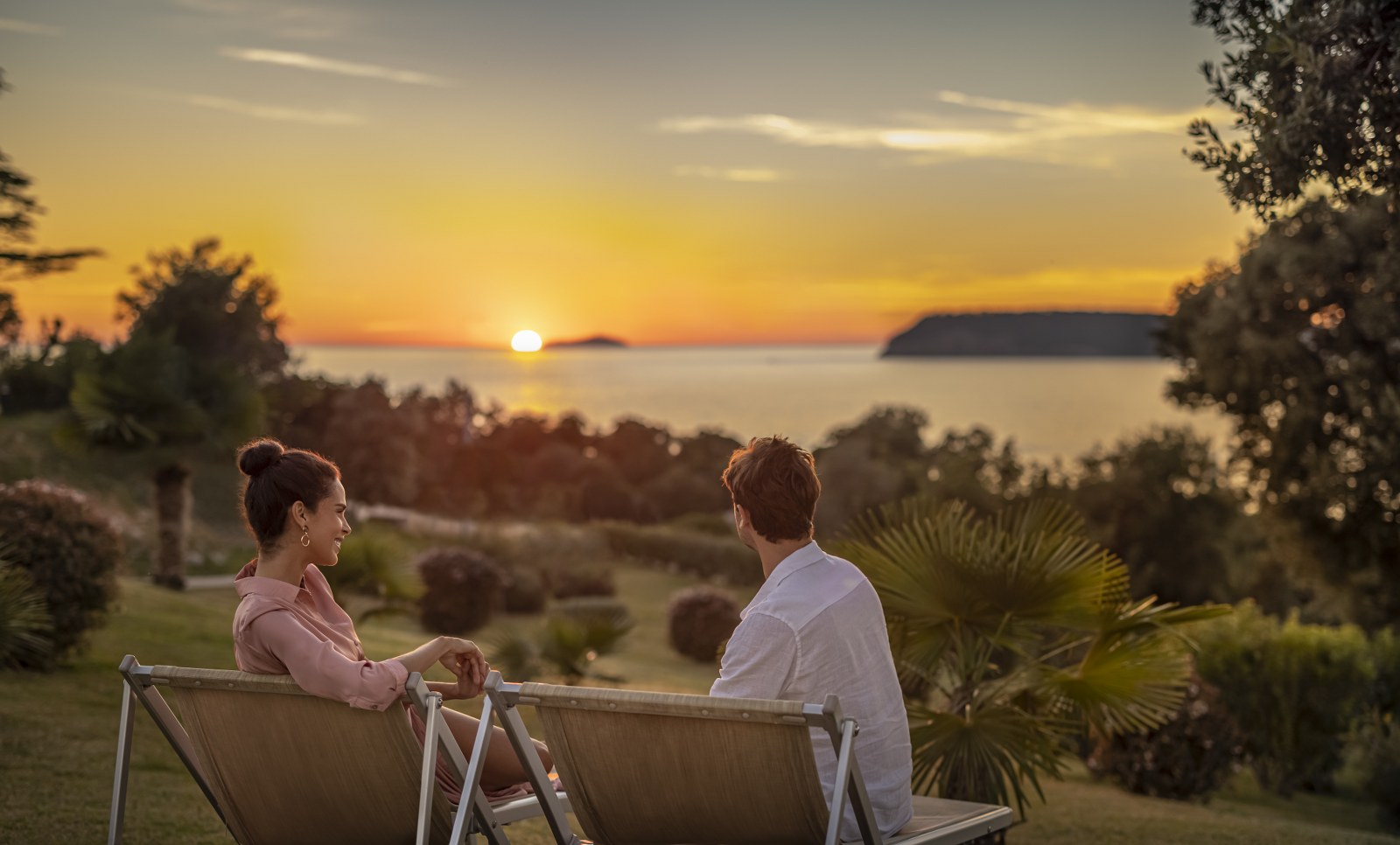 Ein Paar entspannt auf Liegest&uuml;hlen des Valamar Argosy Hotels in Dubrovnik und genie&szlig;t den goldenen Sonnenuntergang &uuml;ber der Adria. 