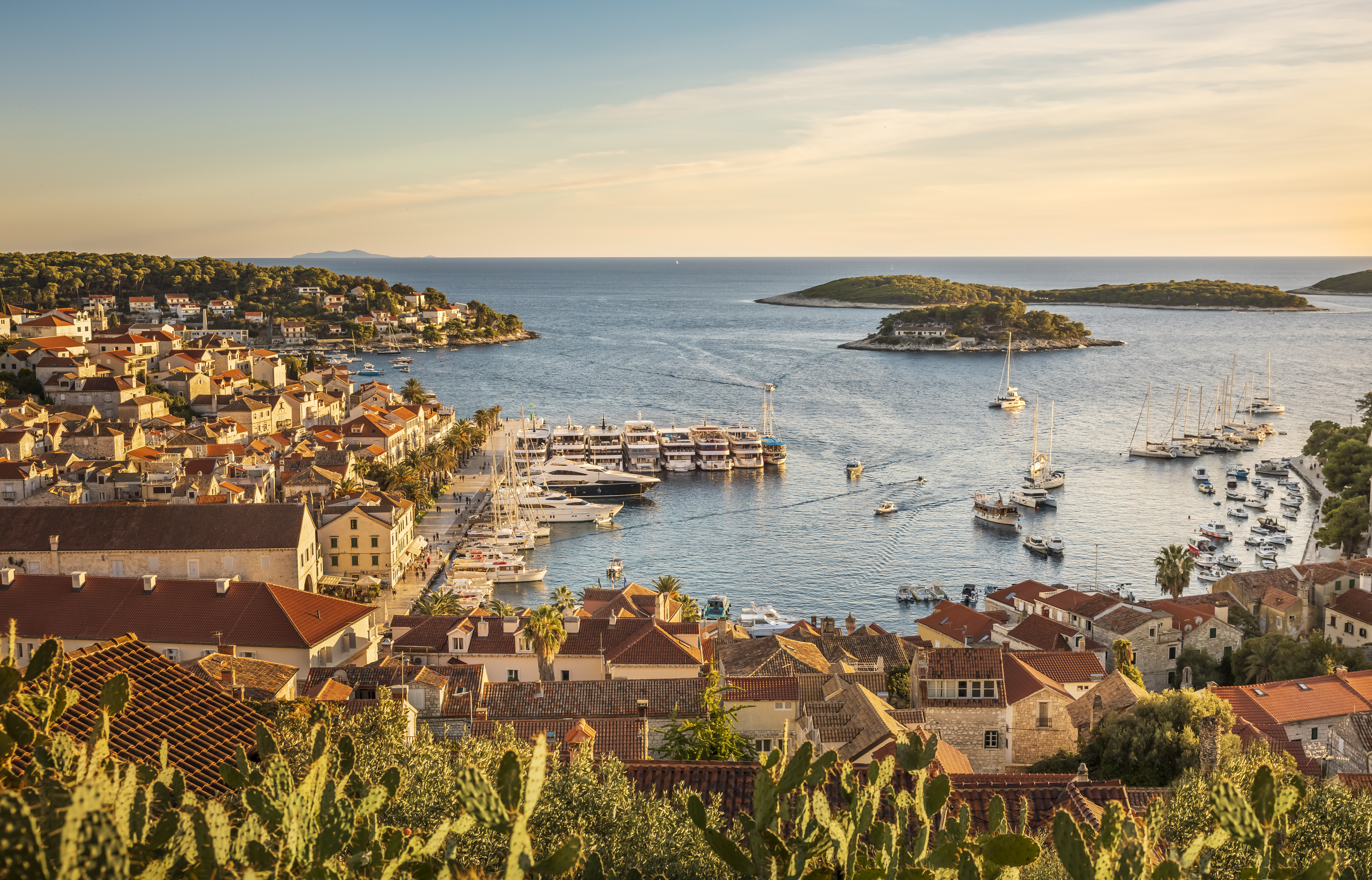 Luftaufnahme der Stadt Hvar und der Inseln