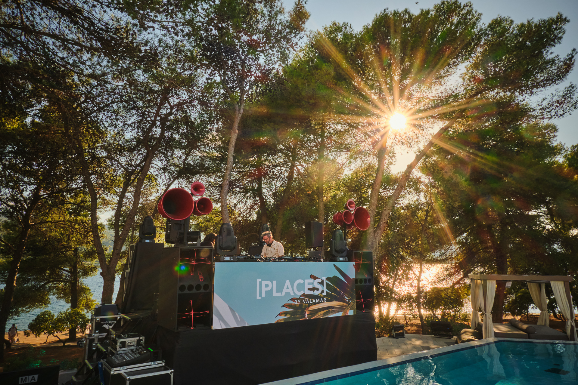 DJ beim Auflegen am Pool im [PLACES] Hvar by Valamar