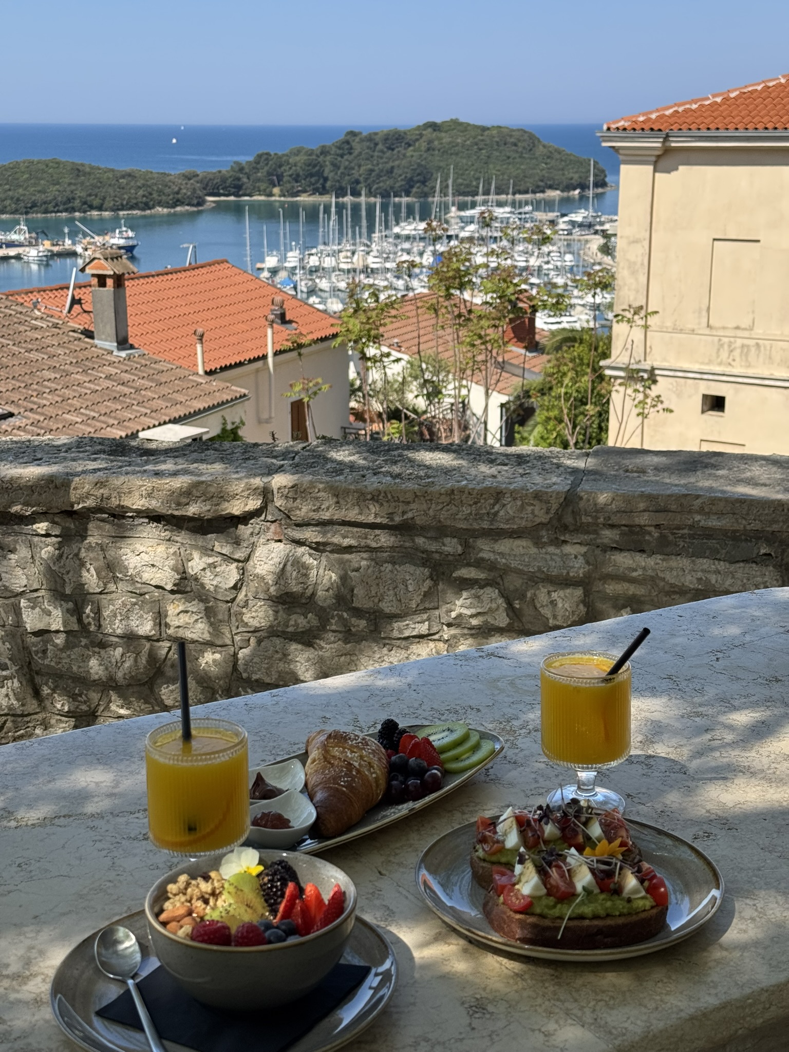 Brunch with a panoramic view at the Ladonja café bar Brunch with a panoramic view at the Ladonja café bar