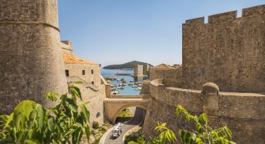 Blick von der Stadtmauer Dubrovniks auf den alten Hafen und die Insel Lokrum