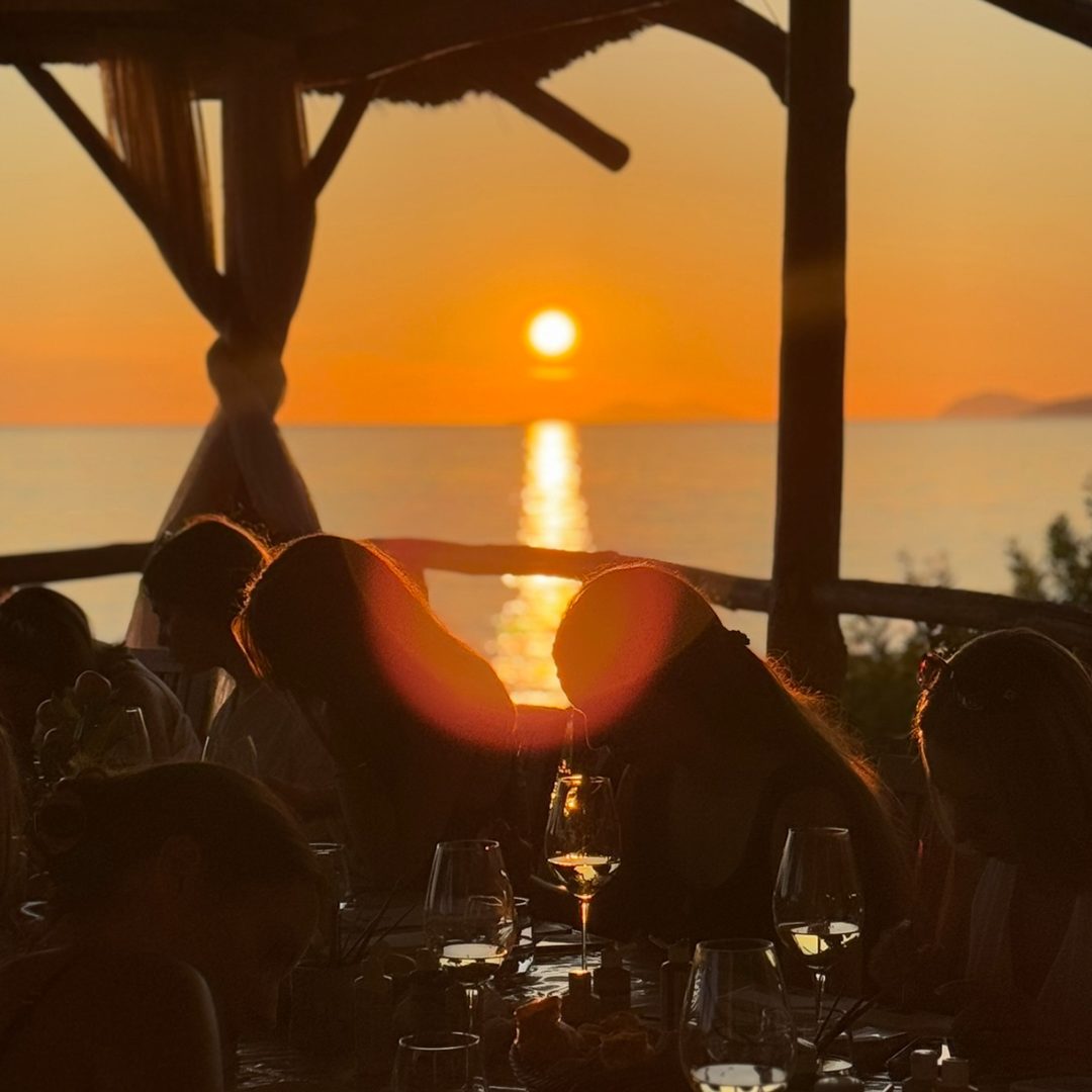 Eine Gruppe von Teilnehmern bei einem Malworkshop in Dubrovnik bei Sonnenuntergang, w&auml;hrend sich die Sonne am adriatischen Horizont spiegelt. 
