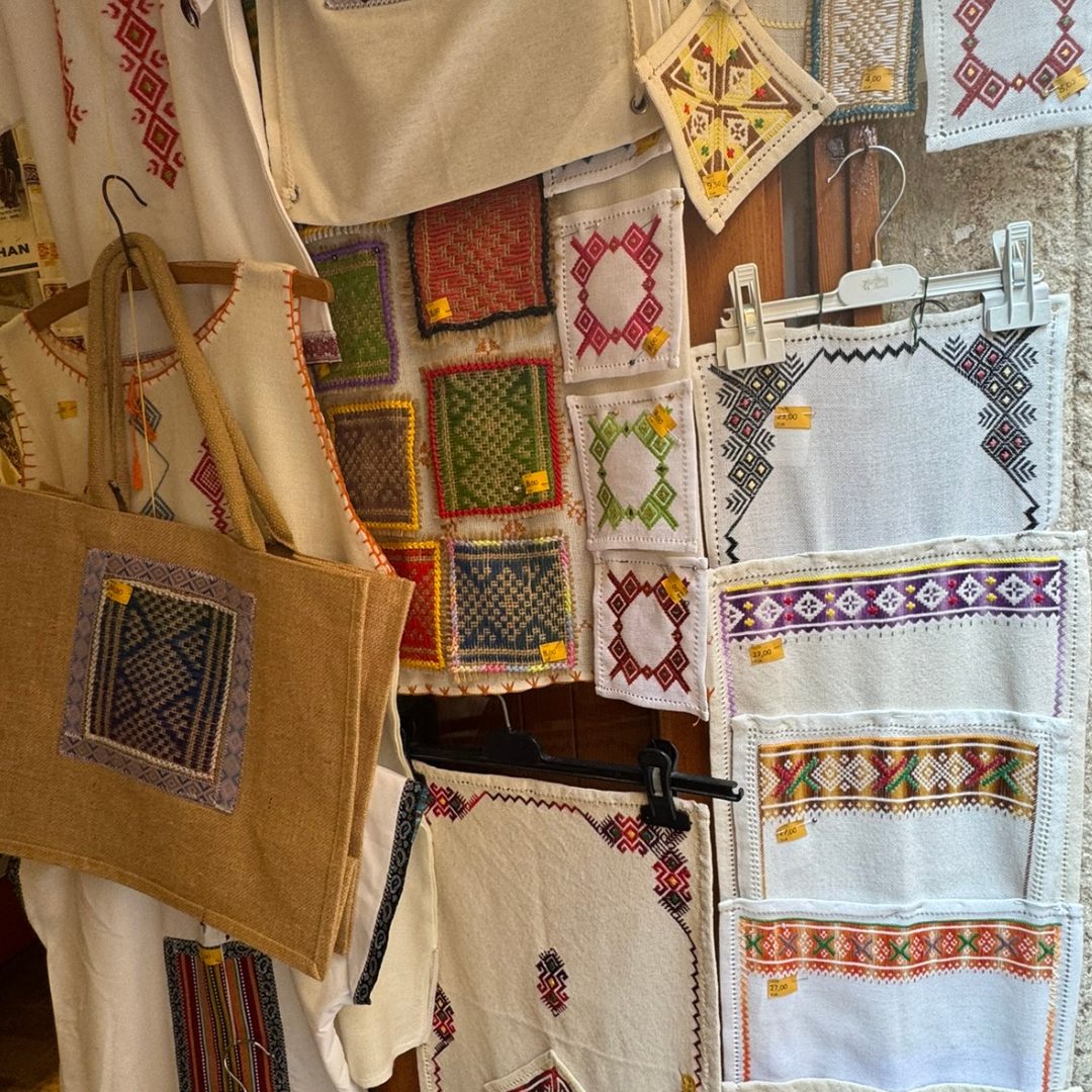 Die Konavle-Stickerei in Dubrovnik &ndash; eine farbenfrohe Ausstellung von handbestickten Hemden, Bettw&auml;sche und Taschen mit geometrischen Mustern.