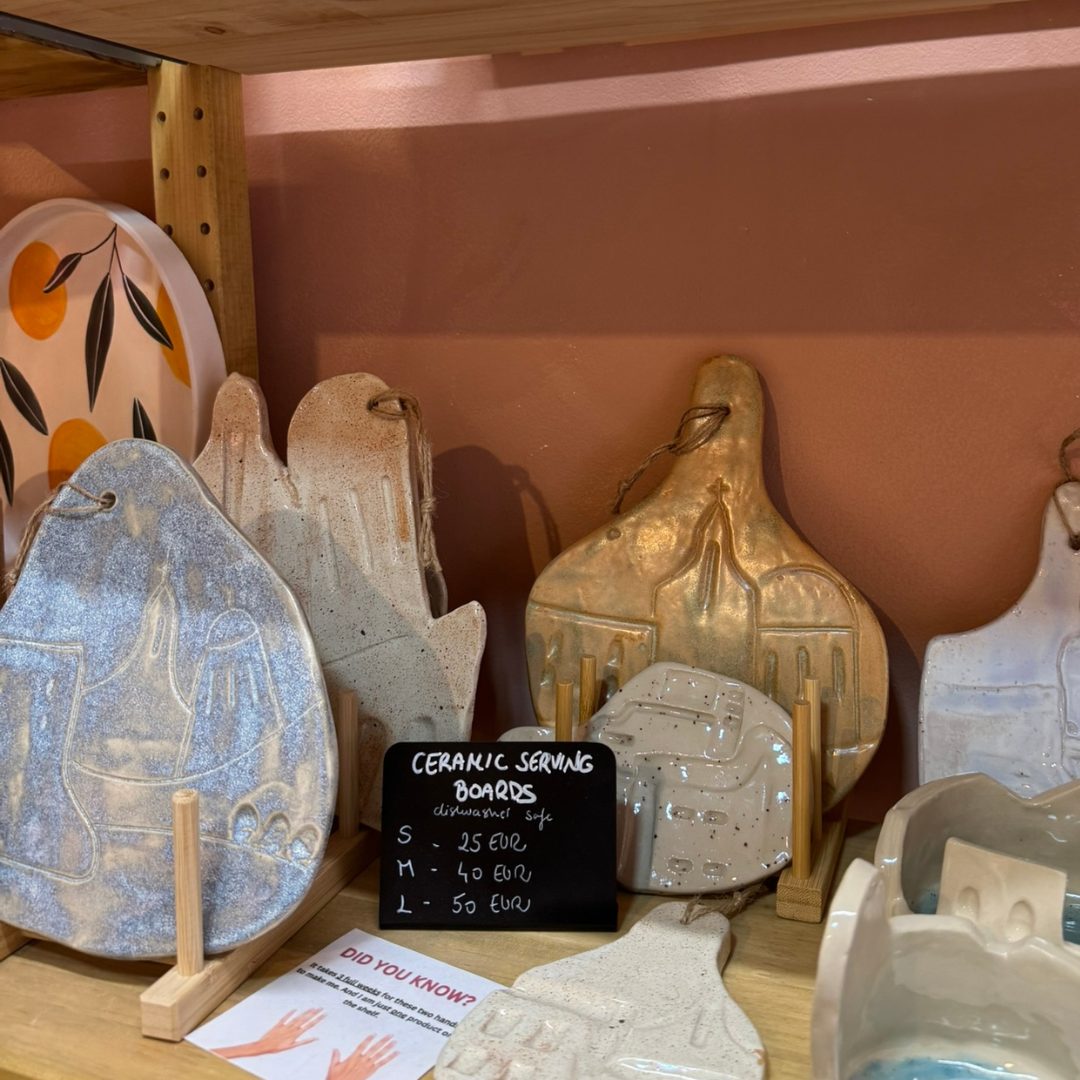 Handgefertigte Servierbretter und T&ouml;pferware aus Keramik, ausgestellt im Gesch&auml;ft Slatko kao Cukar in Dubrovnik