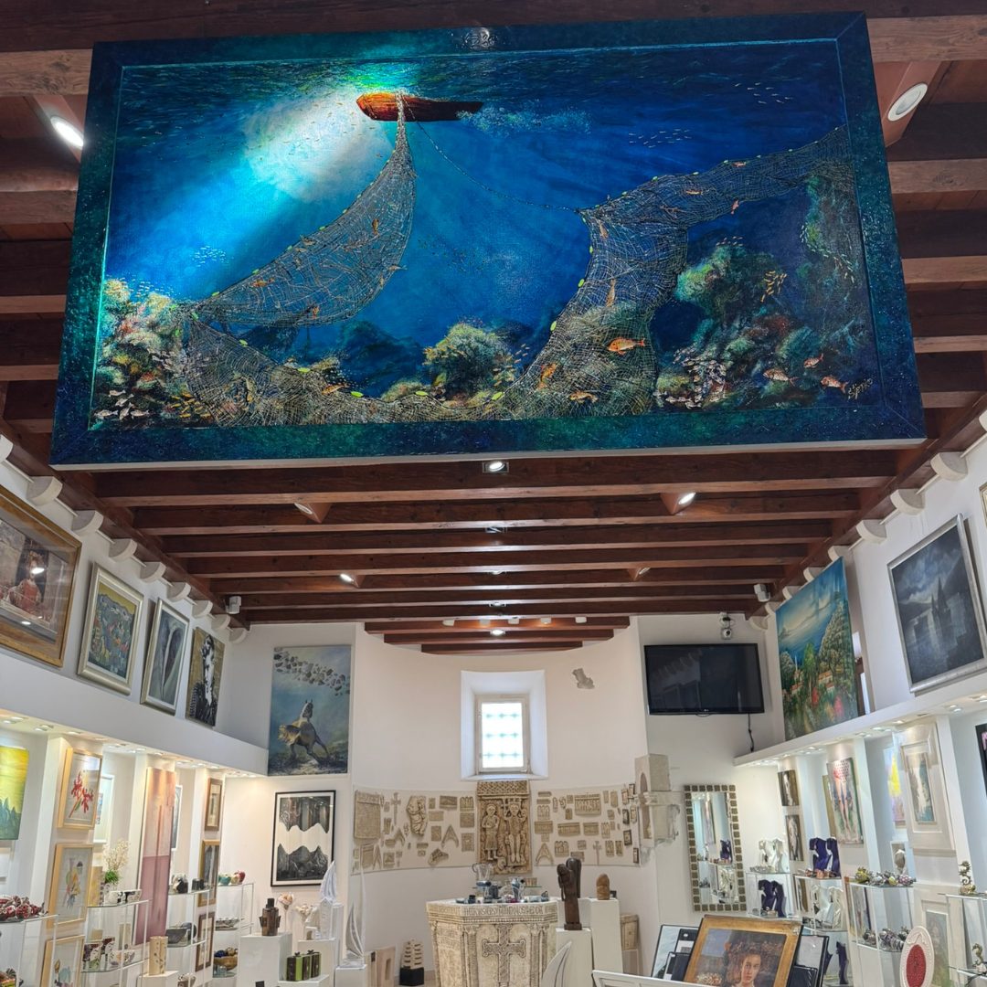 Das Innere der SebastianArt Gallery in Dubrovnik pr&auml;sentiert zeitgen&ouml;ssische Gem&auml;lde, Skulpturen und handgefertigte Kunstwerke, die unter einem atemberaubenden Meeresgem&auml;lde an der Decke ausgestellt sind. 