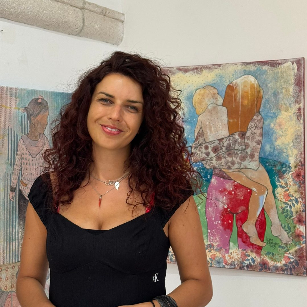 Eine Frau steht vor einem farbenfrohen zeitgen&ouml;ssischen Gem&auml;lde in einer Kunstgalerie in Dubrovnik und l&auml;chelt