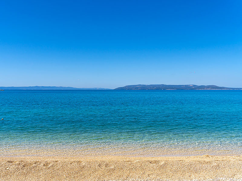 Der Maslinica-Strand in Rabac – mit Panoramablick auf die Kvarner-Bucht Der Maslinica-Strand in Rabac – mit Panoramablick auf die Kvarner-Bucht