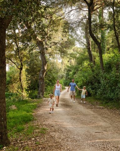 Eine Familienwanderung auf dem bewaldeten Capo-Fronte-Weg auf der Insel Rab