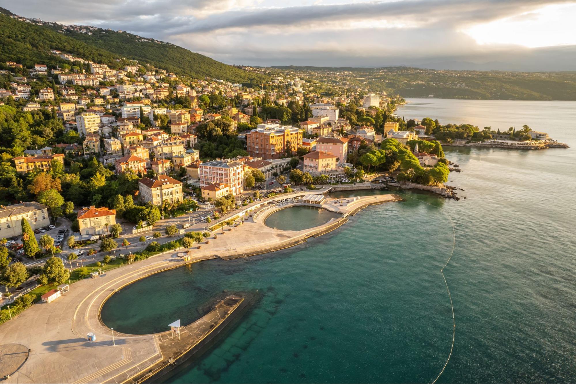 Luftaufnahme der Riviera von Opatija und des Badebereichs mit kristallklarem Wasser in der Kvarner-Bucht Luftaufnahme der Riviera von Opatija und des Badebereichs mit kristallklarem Wasser in der Kvarner-Bucht