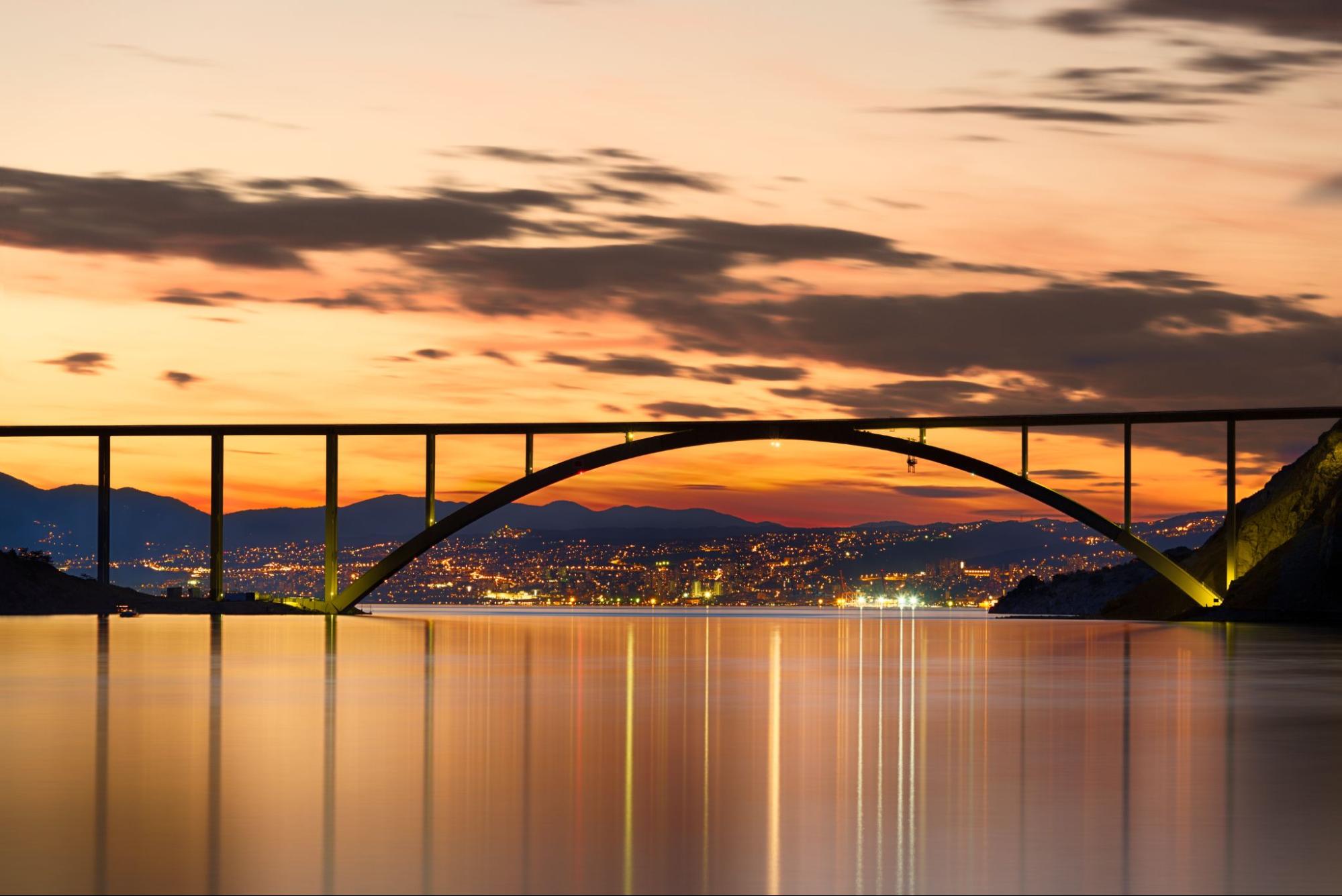 Die Krk-Brücke, die das Festland mit der Insel verbindet Die Krk-Brücke, die das Festland mit der Insel verbindet