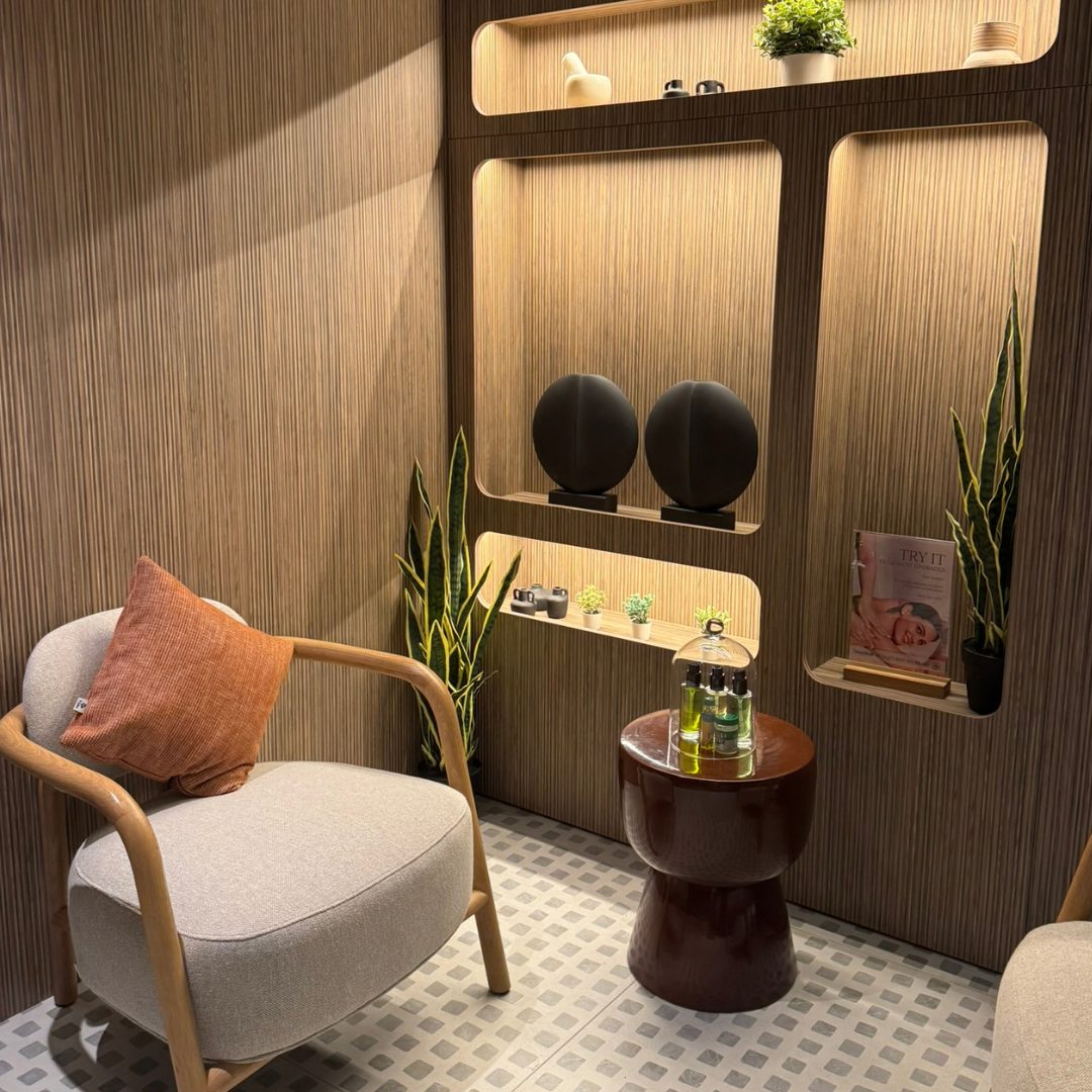 Cosy wellness lounge at Arba Resort with modern armchairs, warm lighting, and natural decor elements. Cosy wellness lounge at Arba Resort with modern armchairs, warm lighting, and natural decor elements.
