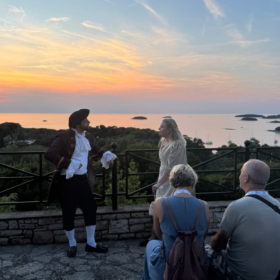 Romance and drama meet the golden Adriatic sunset at Bepo and Tonina’s viewpoint. Casanova and a female character performing at sunset on a Vrsar viewpoint, with the audience seated in front.