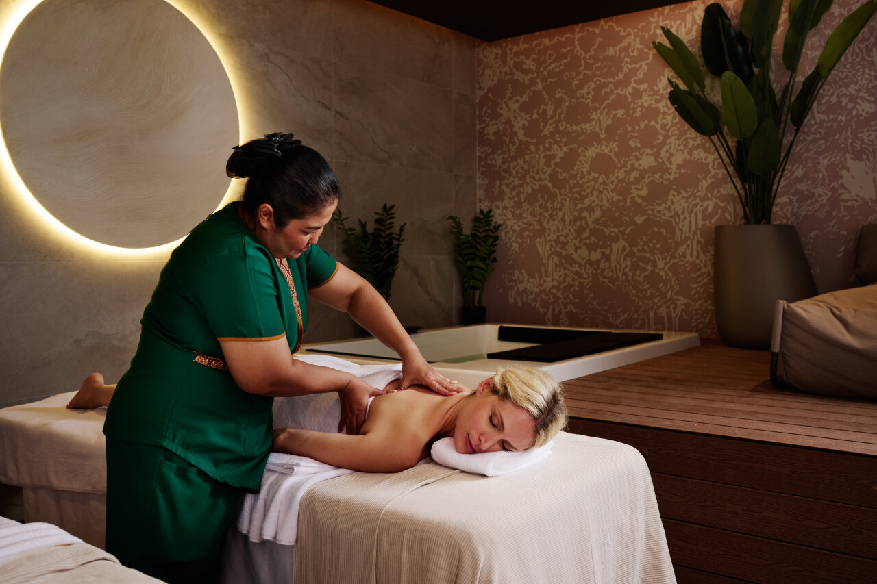 Ein Gast genießt eine Spa-Massage in einem Valamar-Hotel Ein Gast genießt eine Spa-Massage in einem Valamar-Hotel