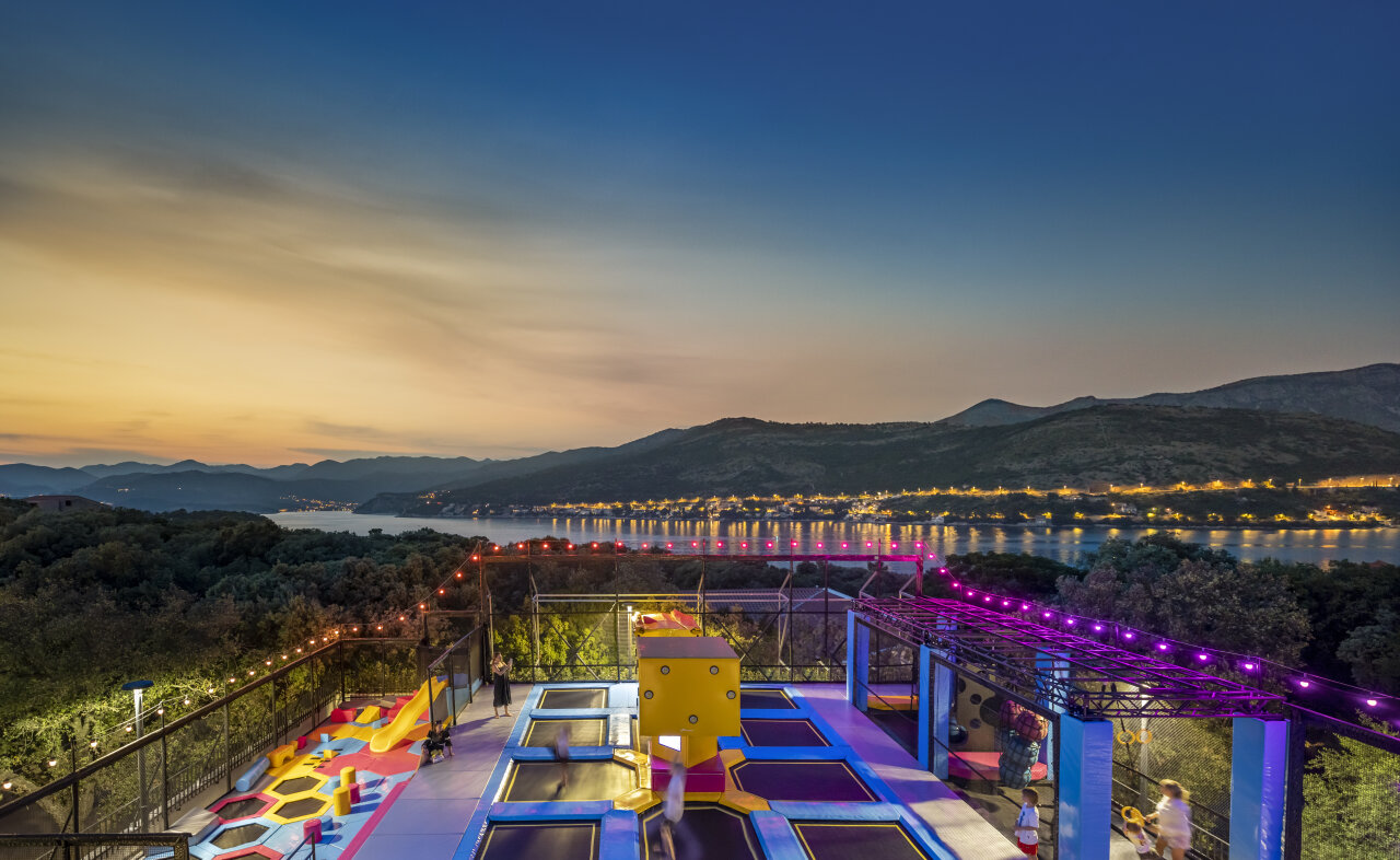 Outdoor-Trampoline in der Maro World Dubrovnik in Kroatien im Oktober Outdoor-Trampoline in der Maro World Dubrovnik in Kroatien im Oktober