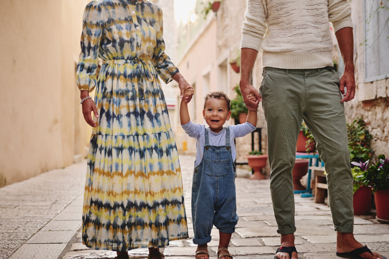Eine Familie erkundet die Kopfsteinpflasterstraßen der Altstadt von Poreč in Kroatien im Oktober Eine Familie erkundet die Kopfsteinpflasterstraßen der Altstadt von Poreč in Kroatien im Oktober