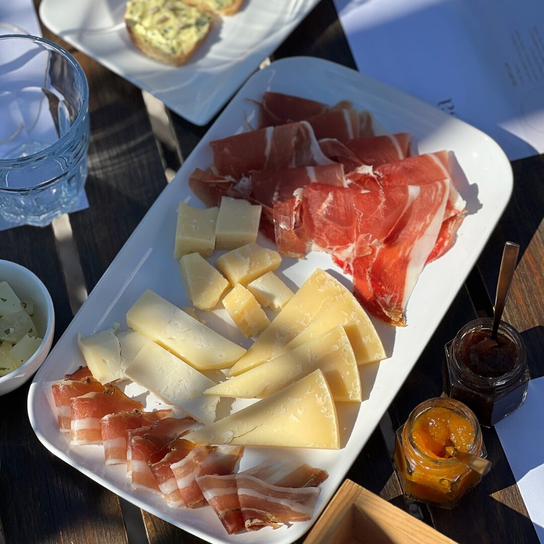 Platte mit istrischem Trockenschinken, Bauchspeck und Käse mit Zwiebel- und Kumquatmarmeladen. Platte mit istrischem Trockenschinken, Bauchspeck und Käse mit Zwiebel- und Kumquatmarmeladen.