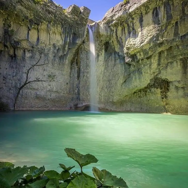 Der Wasserfall Sopot, der höchste in Istrien, ergießt sich in ein türkisfarbenes Becken.