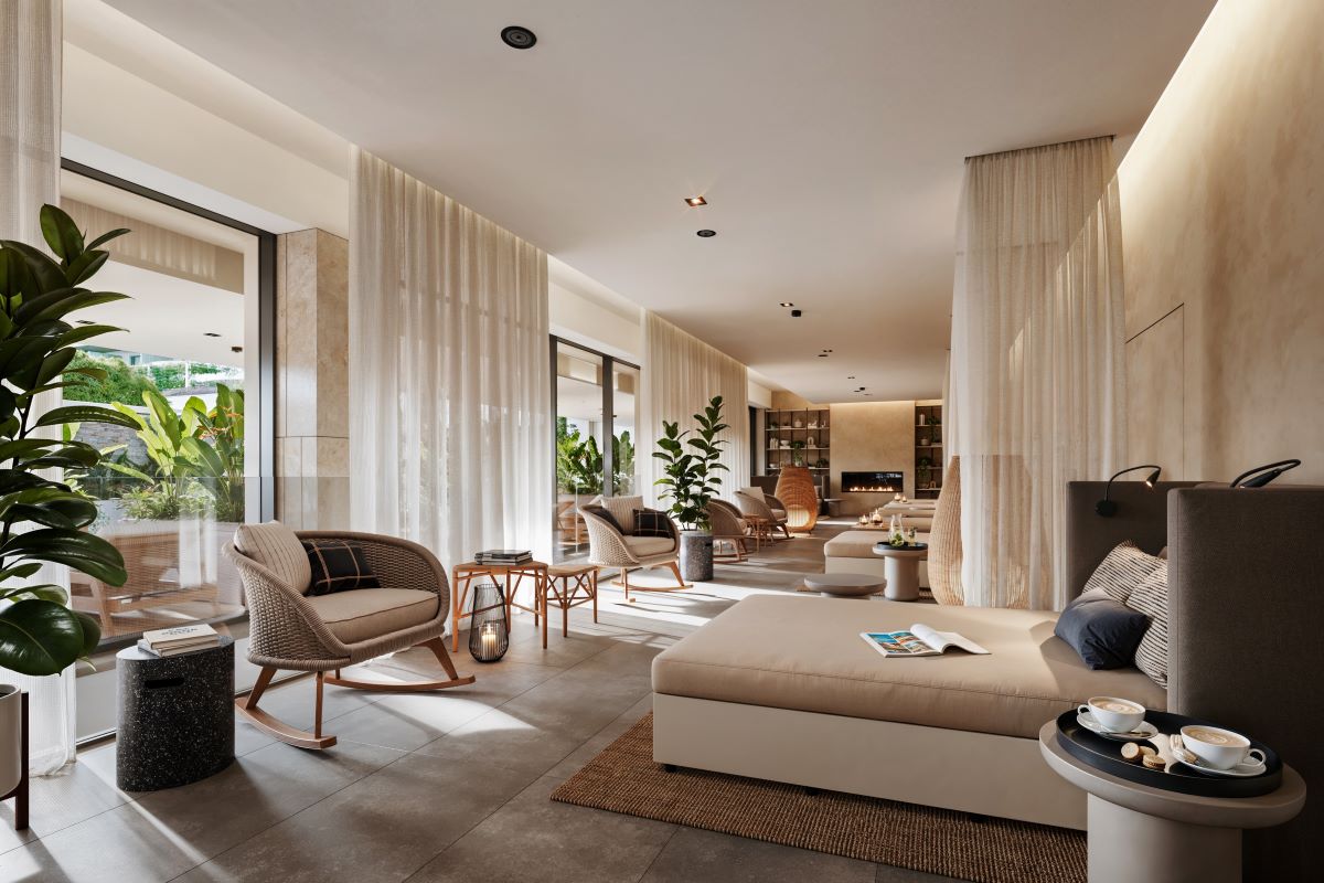 Ruhige Wellness-Lounge im Pical mit Liegen, Korbsesseln, transparenten Vorh&auml;ngen, Pflanzen und einem w&auml;rmenden Kamin. 