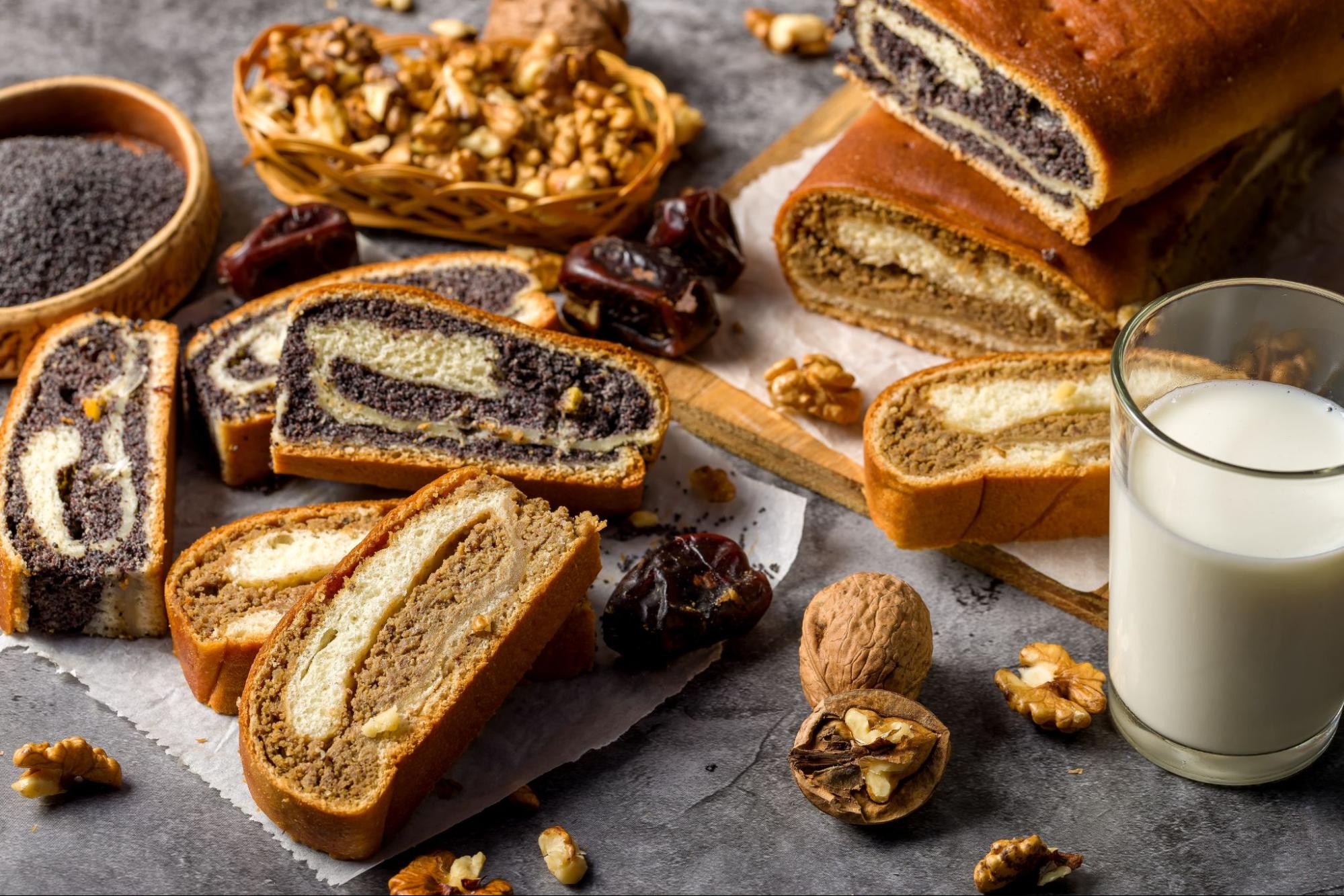 Scheiben von Mohn- und Walnussrollen, dem klassischen kroatischen Weihnachtsgebäck, angerichtet mit Nüssen, Datteln und einem Glas Milch. Scheiben von Mohn- und Walnussrollen, dem klassischen kroatischen Weihnachtsgebäck, angerichtet mit Nüssen, Datteln und einem Glas Milch.