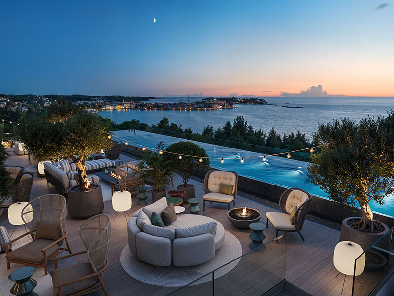Rooftop Bar im Pical mit Olivenb&auml;umen, Feuerstellen und einem Infinity-Pool mit Blick auf das Meer und Poreč bei Sonnenuntergang. 