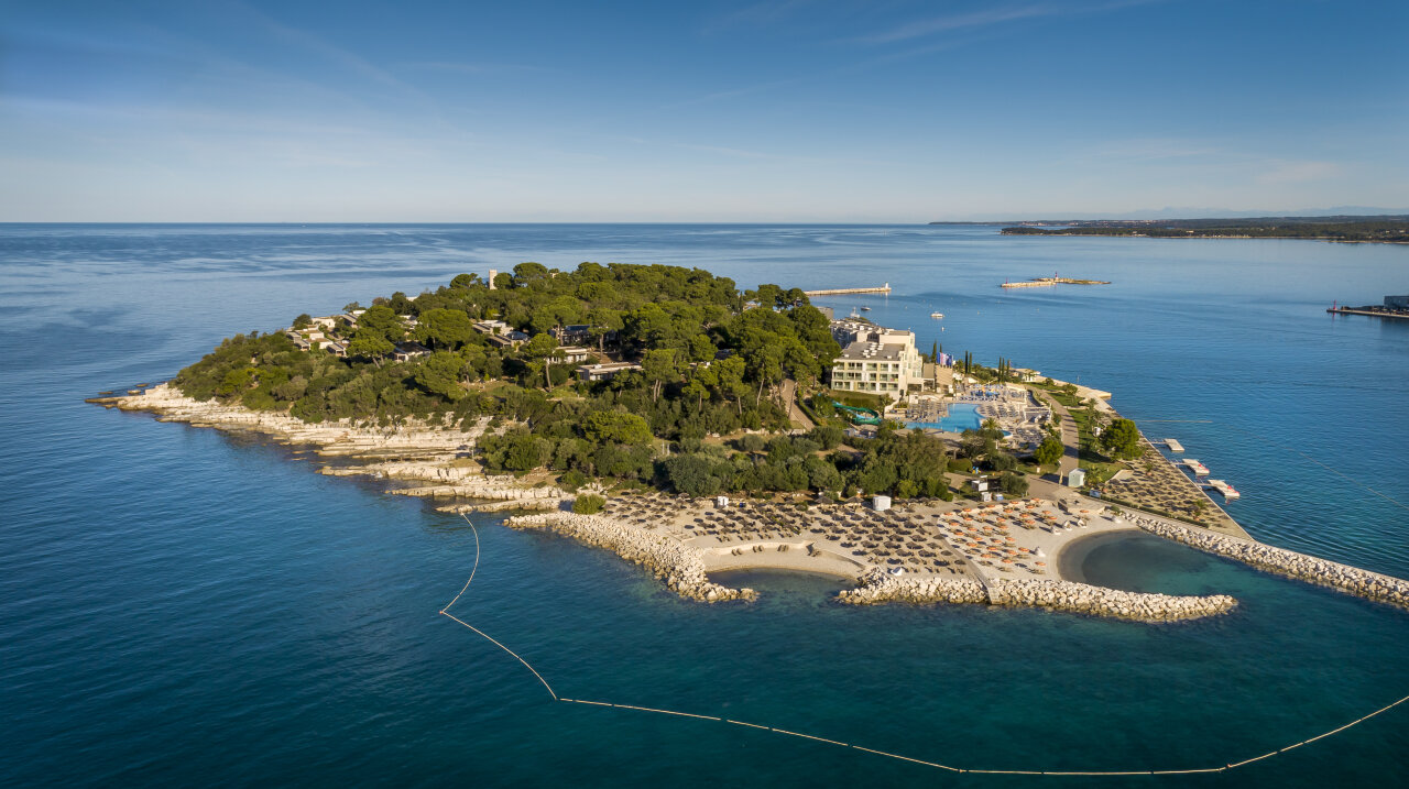 Panorama-Luftaufnahme des Isabella Island Resorts auf der Insel Sveti Nikola bei Poreč