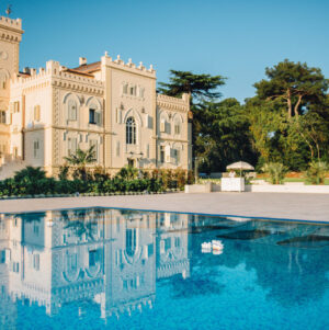 Historisches Isabella Island Castle mit Au&szlig;enpool auf der Insel Sveti Nikola