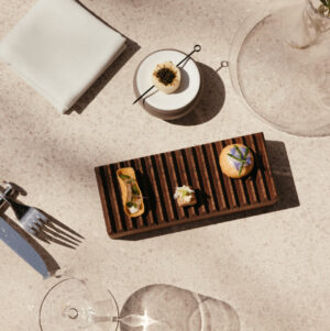 Gourmet-Appetith&auml;ppchen auf einem Holzbrett im Restaurant Spinnaker.