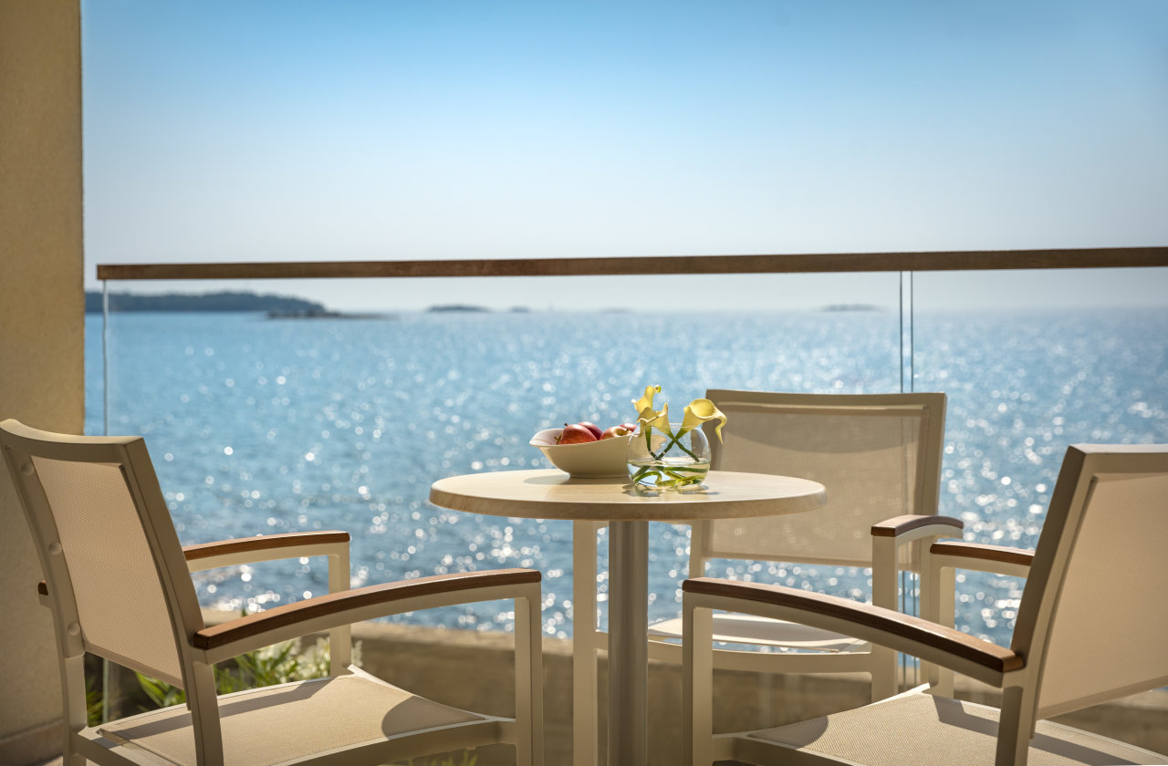 Terrassensuite mit Meerblick in den Isabella Island Miramare Suites & Villas