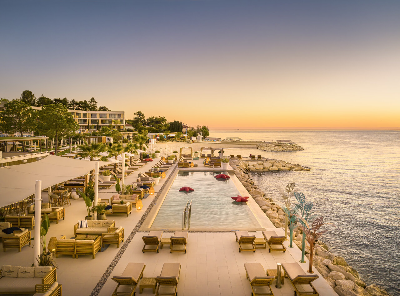 Ein Infinity-Pool direkt am Meer im The Beat Beach Club, vor dem Marea Suites Hotel
