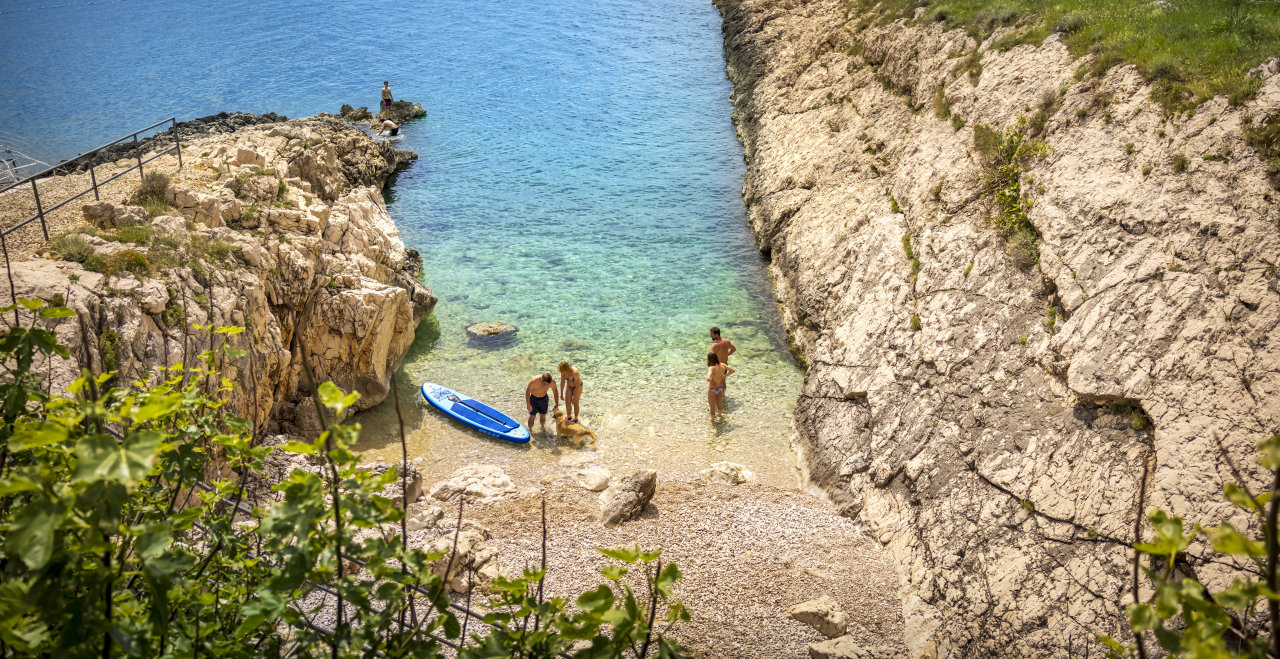 Nat&uuml;rlicher Strand zwischen Felsen im Camping Marina mit Blick auf die Kvarner-Bucht von Istrien aus