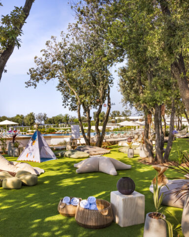 Balance Mediterranean Spa im Valamar Camping Istra mit Relax-Kissen und Zelten im Schatten von Pinien