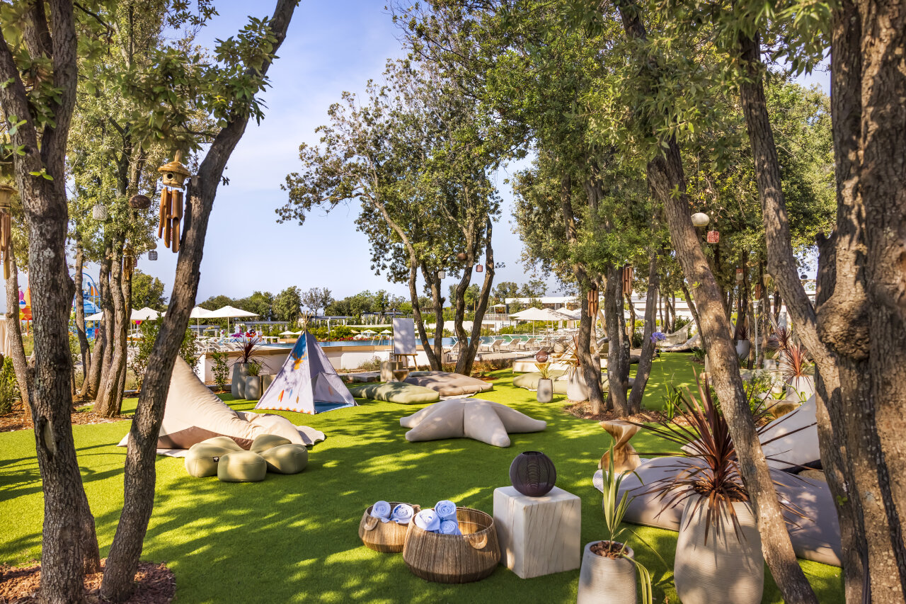 Balance Mediterranean Spa im Valamar Camping Istra mit Relax-Kissen und Zelten im Schatten von Pinien