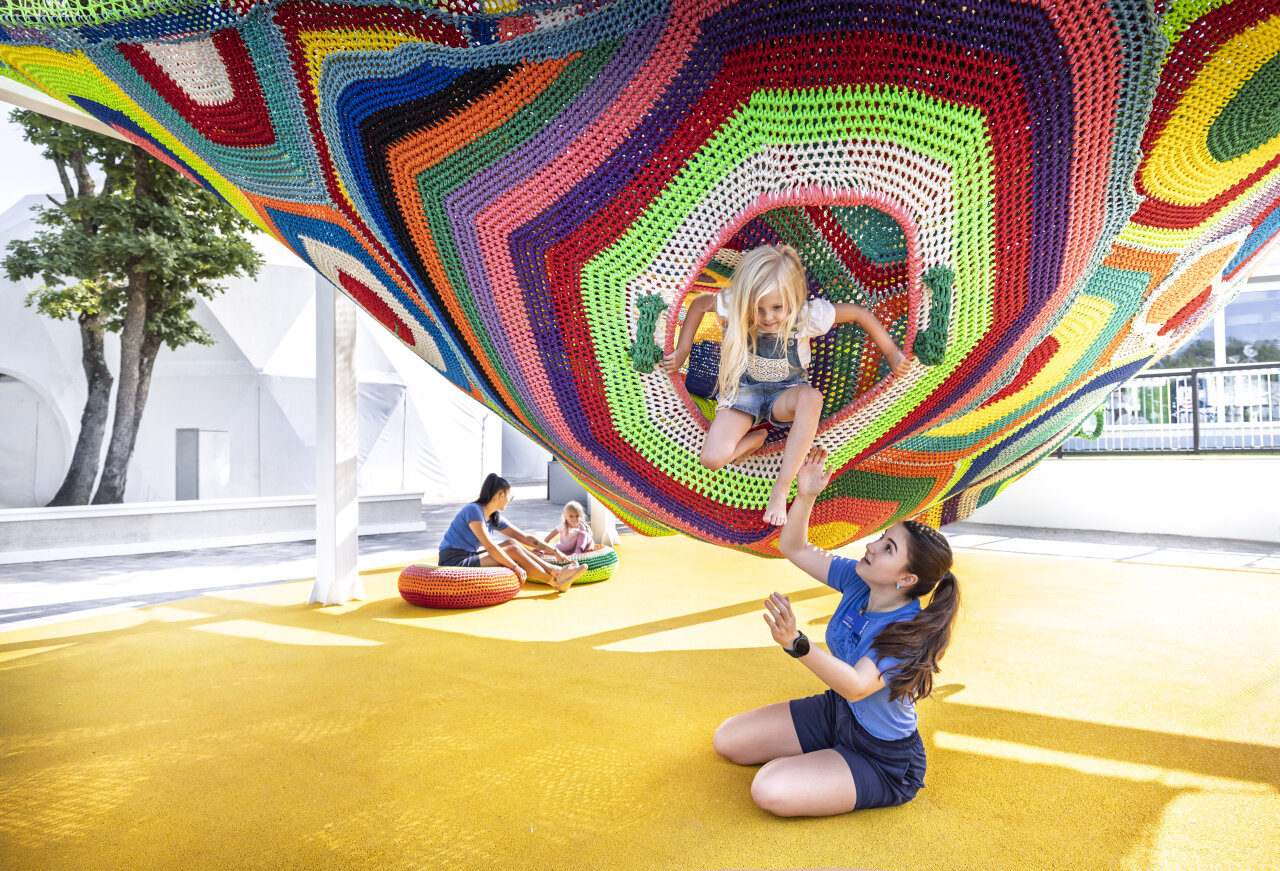 Kinder spielen auf dem bunten Maro Ropeland im Valamar Camping Lanterna in Istrien